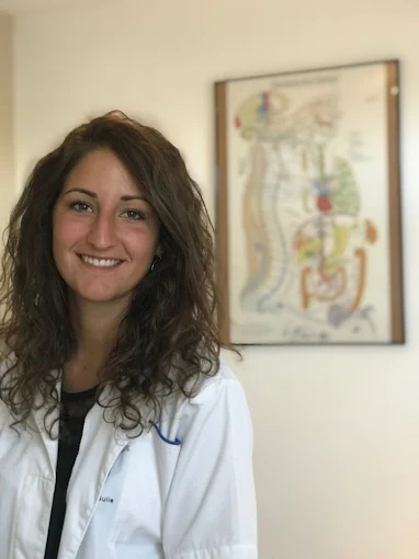 julie gonzalez ostéopathe portrait femme médecin en blouse blanche